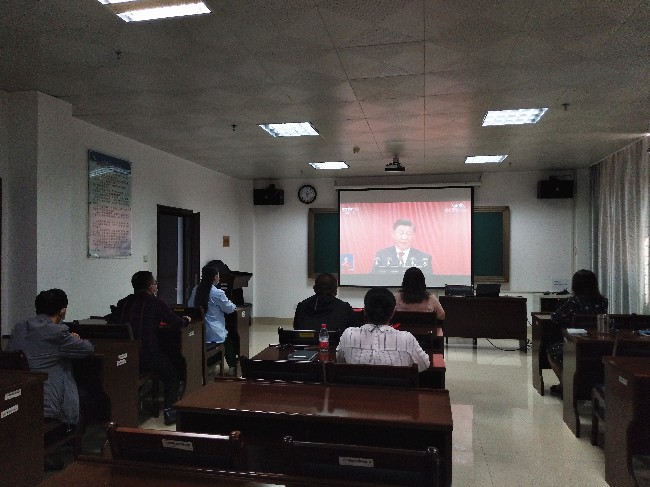 图为广西残疾人劳动就业指导中心集中收听收看现场